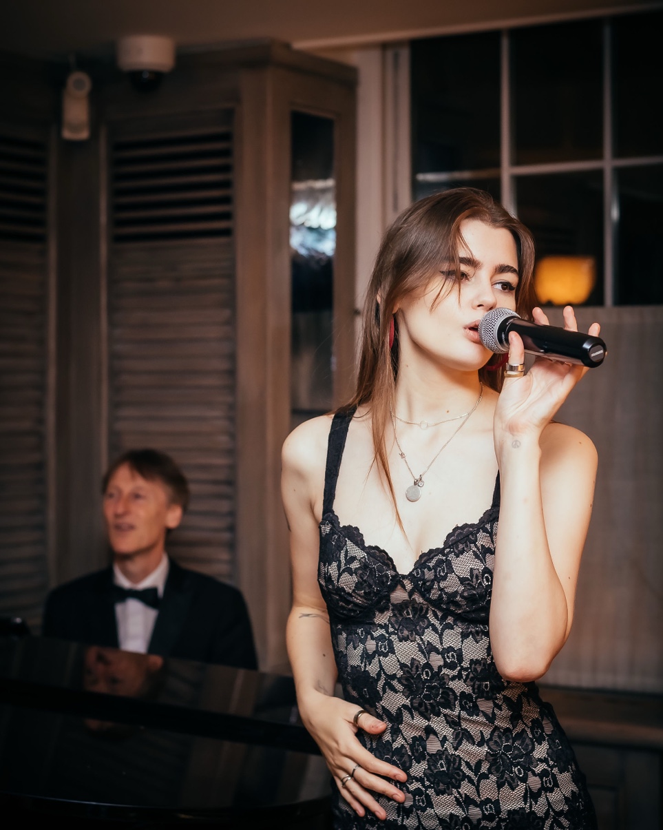 T413 live singer performance